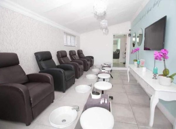 Urban Beauty Academy | Spa Spoil Package incl Glass of Bubbly/Juice For 2