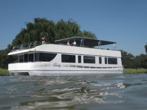Liquid Lounge | A 2-hour Cruise & 3-Course Meal for 3