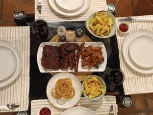 Cafe Evannah | 1KG BBQ Pork Ribs, 8 Winglets, Chips, Onion Rings, Coleslaw & Drinks for 2 People