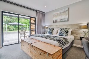 The Greens Guest House | Gorgeous King Room Incl an English Breakfast for 2