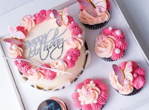 Honeybee Baker | Beautiful Mini Cake & Cupcake Bento Box