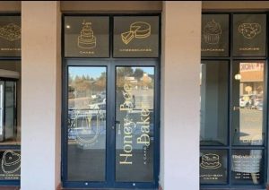 Honeybee Baker | 12 Cupcake Cakes on Order for Any Occasion, Colours at Your Own Choice