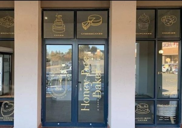 Honeybee Baker | 12 Cupcake Cakes on Order for Any Occasion, Colours at Your Own Choice