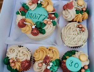 Honeybee Baker | Beautiful Mini Cake & Cupcake Bento Box