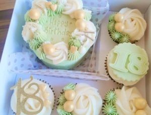 Honeybee Baker | Beautiful Mini Cake & Cupcake Bento Box