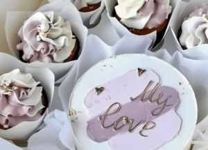 Honeybee Baker | 12 Cupcake Cakes on Order for Any Occasion, Colours at Your Own Choice